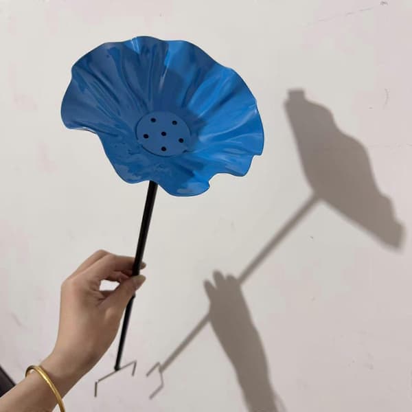 Elegant Metal Blomsterformede Fuglefoderbræt og Fuglebad Udendørs Fuglebad Stænger Vandfoderbræt til Havedekoration Blå Blue