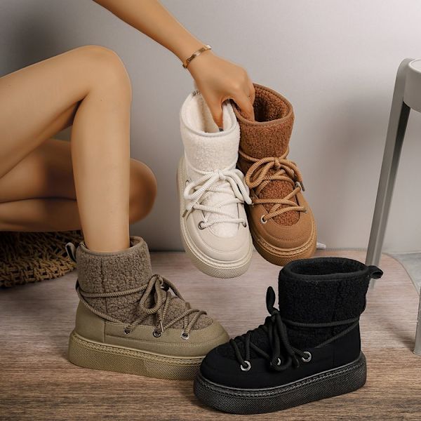 Stora, tjocka snöboots med korsband, förstärkt till mitten av vaden, inte över knät. Varma damboots. Camel 41