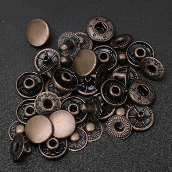 Solid messing trykknapper, sett med 50 runde knapper for stoff- og bagasjedekorasjon, 10 mm bronse