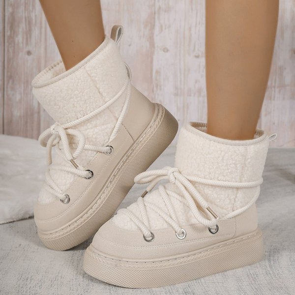Stora, tjocka snöboots med korsband, förstärkt till mitten av vaden, inte över knät. Varma damboots. Off-White 43