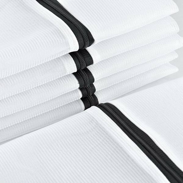 Sæt med 6 mellemstore sorte og hvide polyester vasketøjsposer, husholdningsartikler.