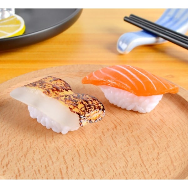 Simulering af små sushi-rekvisitter Modelsimulering riskugler i japansk stil Lakse sushi madlegetøj (to ål sushi),