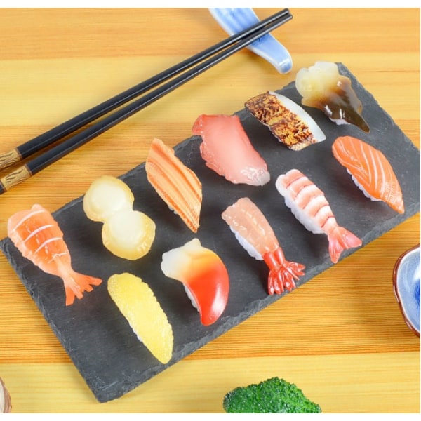 Simulering af små sushi-rekvisitter Modelsimulering riskugler i japansk stil Lakse sushi madlegetøj (to ål sushi),