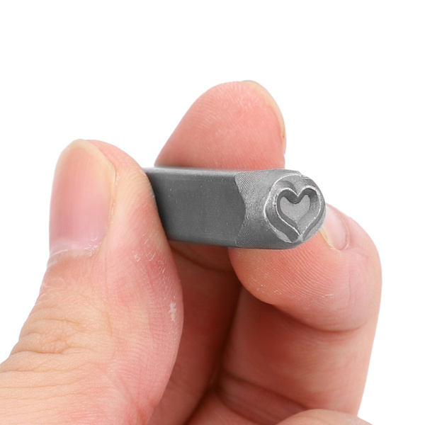 Justerbart hjerteformet metalstempel til stål og læder