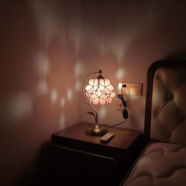 Bordlampe i Tiffany-stil med glasblomster og messingfod - Elegant skrivebordslampe
