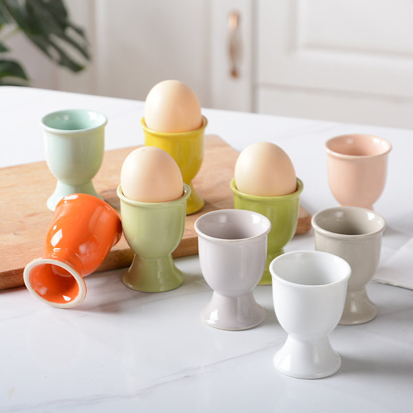 Gule porselenseggebægre, frokosteggkopp, hardkokte og bløtkokte egg, eggbeholder til frokost