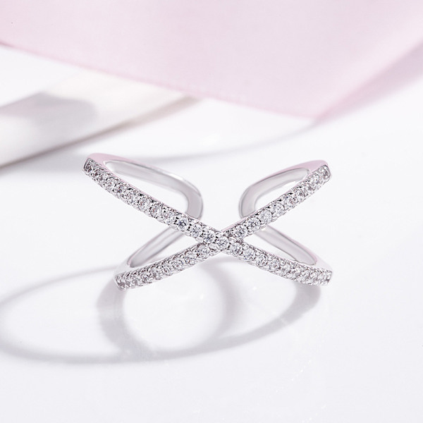 Korsringer for kvinner Justerbare ringer for kvinner Sett med kubiske zirkonia-steiner. Designer Sta Silver