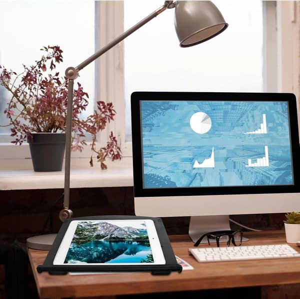 Sklisikkert bærbart laptopstativ med tilt og ventilasjon, egnet for arbeids- og studiemiljøer