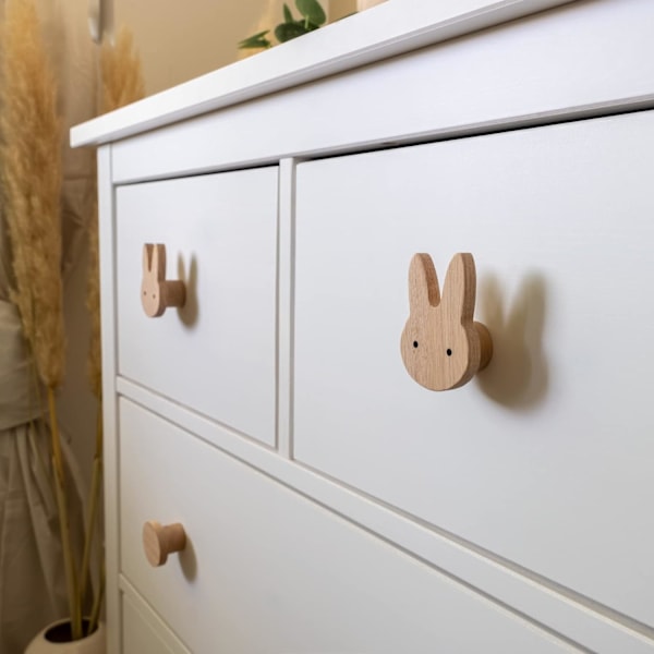 Set med 2 obehandlade barnmöbelknoppar i ek med kaninmotiv - Knopp för byrå, garderob, låda, dörr