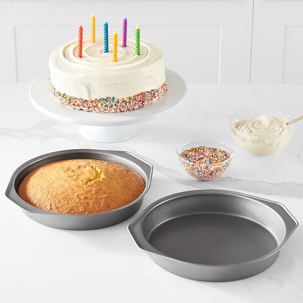 Set med 2 runda non-stick bakformar i kolstål 23,9 cm, grå