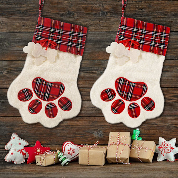 2 stycken julstrumpor för husdjur med katt- och hundtassmönster, buffelrutig, att hänga i eldstaden, julstrumpor