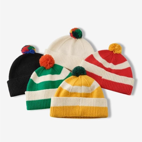 Unisex Koselig Stripete Beanie med Pompom - Vinterstrikket Hatt med Mansjett