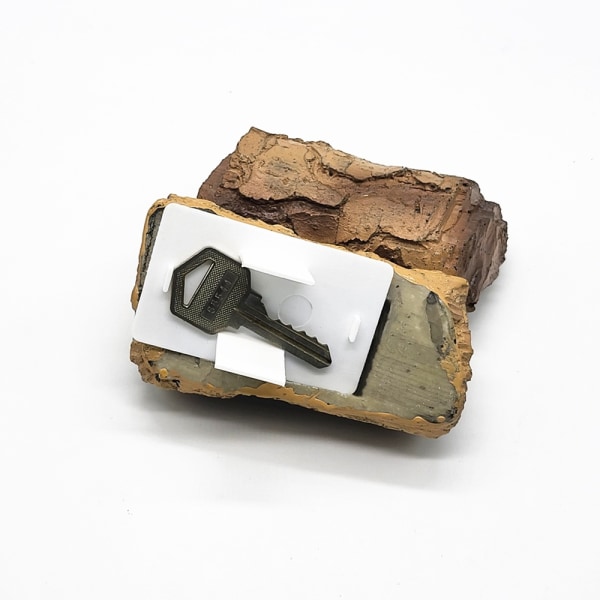 Imitationssten med hemligt fack - konstgjord sten för geocaching - nyckel för stenlook