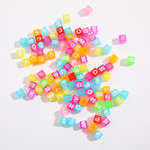 3000 stk firkantede akrylperler med fargerike alfabetbokstaver