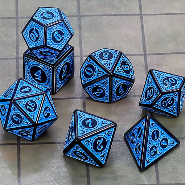 DND Polyhedral Terning Sæt til Dungeons and Dragons RPG MTG Rollespil Bordspil - med 1 Terningpose (Blå Graverede Terninger)