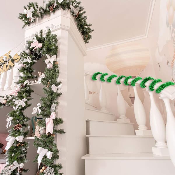 Kimalteleva tinsel-nauha joulukuusen koriste