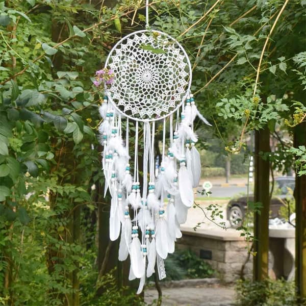 Stor Boho Drömfångare Vit Fjäder och Blå Pärlor Macrame Vägg