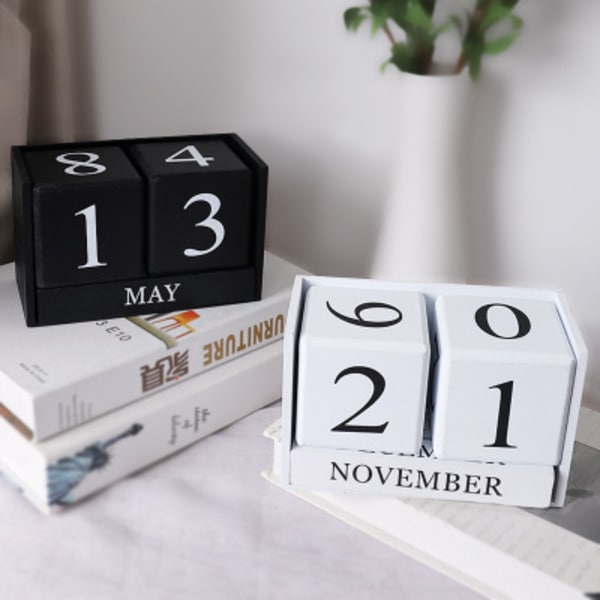 Dekorativ pendel i trä med kalender, röd butik i nätet, vardagsrum