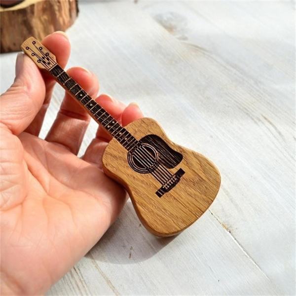 12×5.5×2cm Mini Gitarrformad Plektrumhållare, Trägitarr Plektrumlåda med Stativ, Trägitarr Plektrumlåda Hållare med 3 St Plektrum