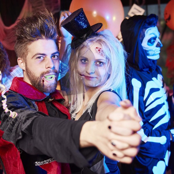 50 kappaletta hohtavia vampyyrin hampaita Halloween-hehku pimeässä vampyyrin hampaat valaisevat hampaat naamiaiset V