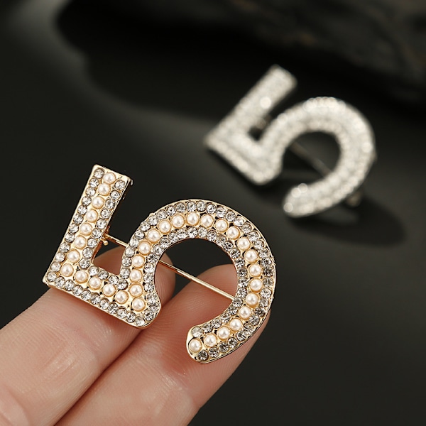 (1 hver i guld og sølv) Nummer 5 Brosche Elegant Perle Rhinestone Perle Rhinestone Pin Brosche Gif