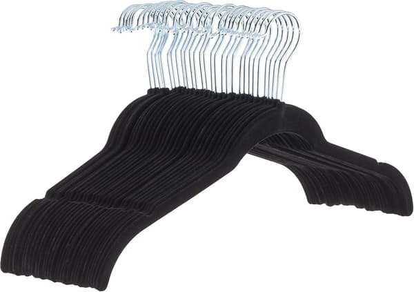 30 samettisen henkarin setti paidoille/mekoille, musta