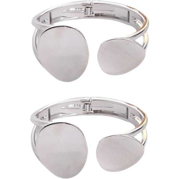 Två moderna silverfärgade gardinomtag i metall, asymmetrisk design, mjuk öppning, böjd servettringsform