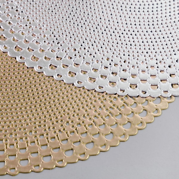 Silver Runda Vinyl Underlägg för Matbord Set om 4 Pressade Metalliska Plastunderlägg Torkbara Underlägg för Dagligt Bruk