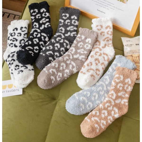 Pakke med 7 fuzzy sokker for kvinner - Koselige termosokker varme sokker - myke fuzzy sokker med leopardmønster - T
