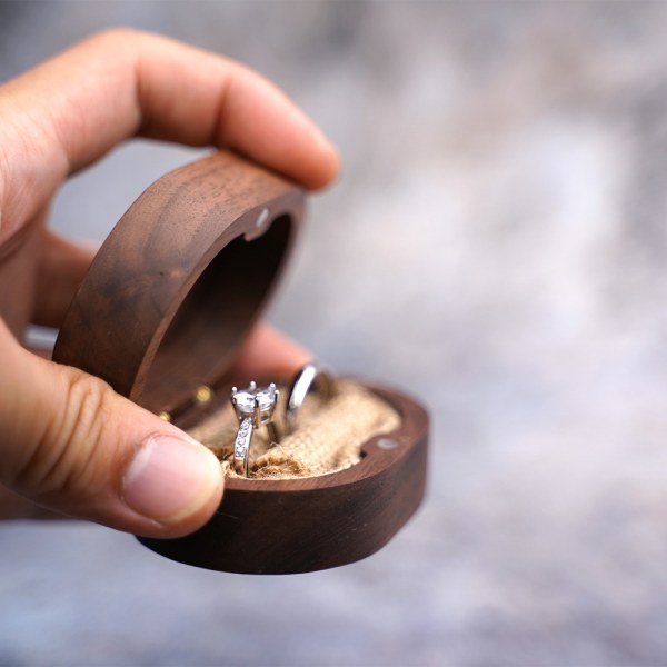 Ring, vielsesringboks av tre, forlovelsesringboks av tre, vielsesringboks i valnøtttre, forlovelsesring