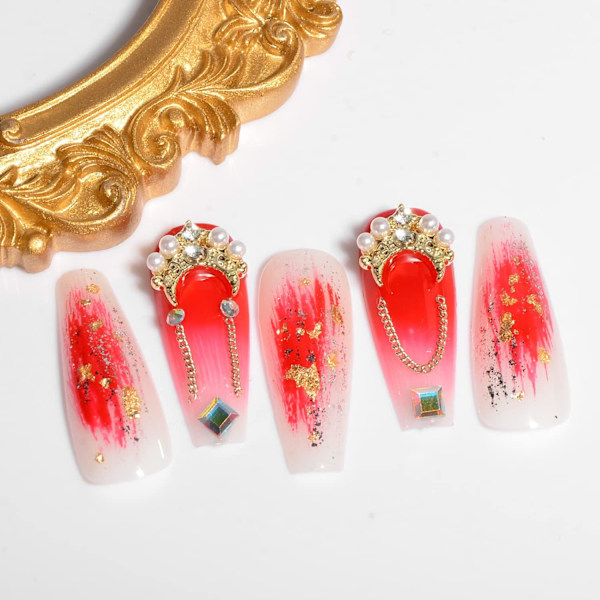 3D Guld Nagelkonst Charm Rhinestones Krona Form Nagel Charm med Blanka Kristaller Diamanter Lyxig Design Nageltillbehör