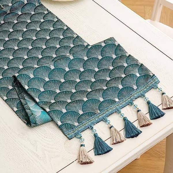 Vintage-tyylinen ylellinen kukallinen jacquard-damaskokangas monilla tupsuilla olohuoneen lipaston huiviin