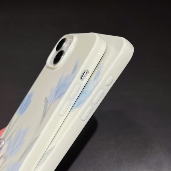 Konstnärlig Blå Tulpan Blomma Mjuk Designad för iPhone Skal (Beige, för iPhone 16 Pro Max)