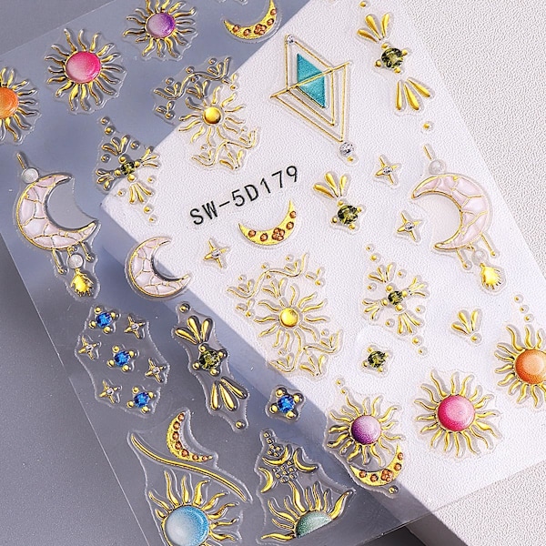 2 ST Sun Måne Nagelkonst Stickers 5D Präglade Totem Bohemisk Stil Nageldekaler Metallisk Guld Spetslinjer Grön Ädelsten Lyx Design Naglar Självhäftande Stickers