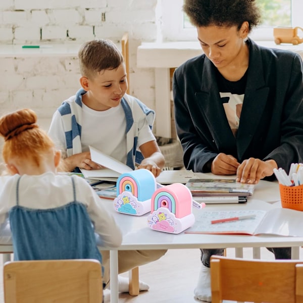 2 st Söta Pennvässare, Kawaii Pennvässare Liten Handhållen Tecknad Pennvässare, Rolig Manuell Regnbågs Pennvässare för Hem Skola Kontor