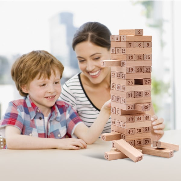 En eske med rosa Jenga balanseblokker i tre pedagogiske leker