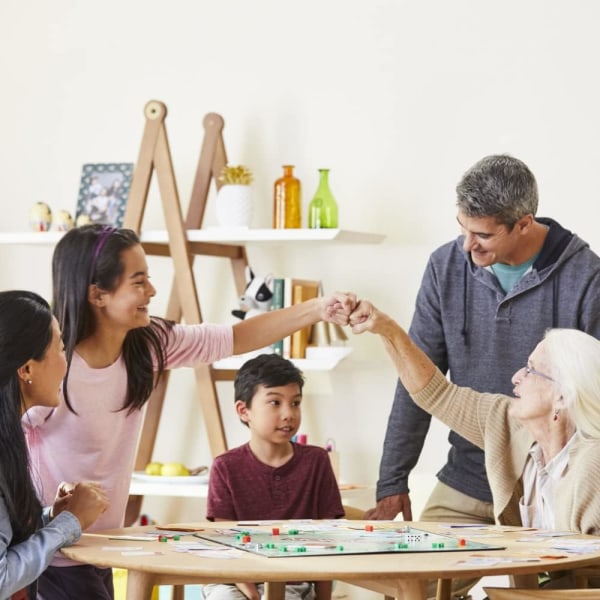 Monopol, klassiskt brädspel för familjer och barn, för 2 till