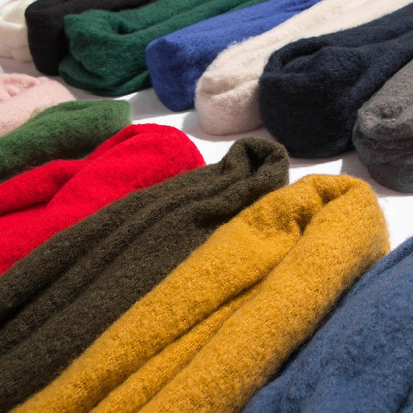 Enfärgad halsduk med tjocka pompom (grön 190-220cm)