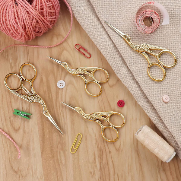 (Gull, 11,5 cm + 9,5 cm) Sett med 4 broderisakser, små kranesakser, rustfritt stål, V