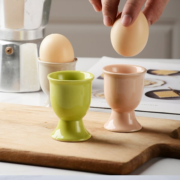 Gule porselenseggebægre, frokosteggkopp, hardkokte og bløtkokte egg, eggbeholder til frokost