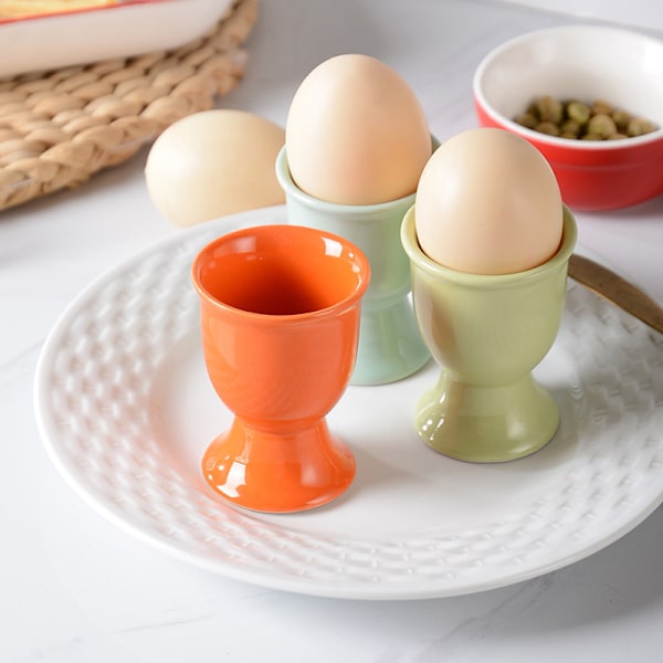Gule porselenseggebægre, frokosteggkopp, hardkokte og bløtkokte egg, eggbeholder til frokost