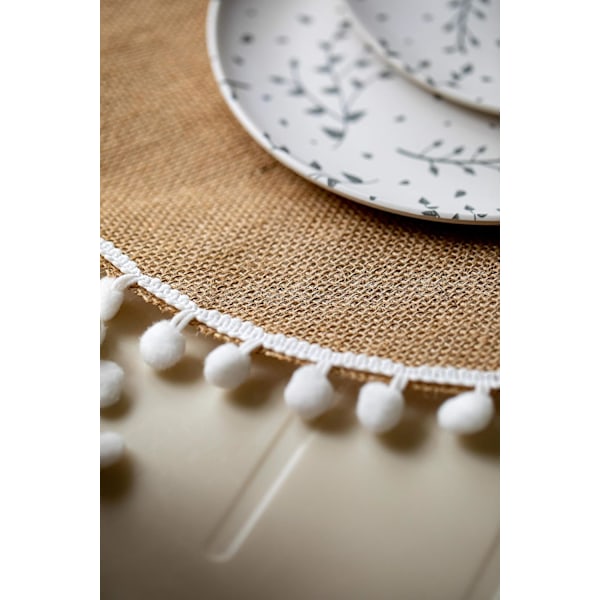 4 kpl:n setti, (38 cm), Natural Elements - Juuttipöytätabletit koristeellisilla valkoisilla tupsuilla,