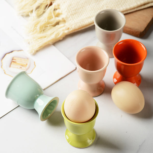 Gule porselenseggebægre, frokosteggkopp, hardkokte og bløtkokte egg, eggbeholder til frokost