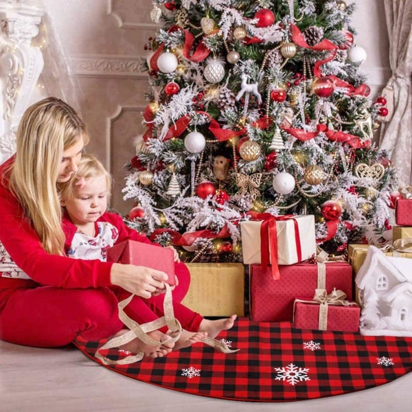 Julgransmatta i rött och svart rutigt mönster