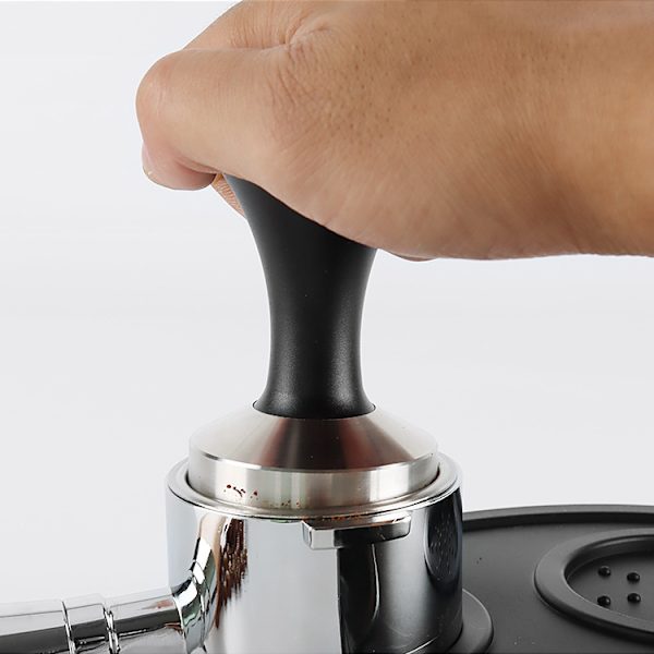Kaffetamper med svart handtag (58 mm)