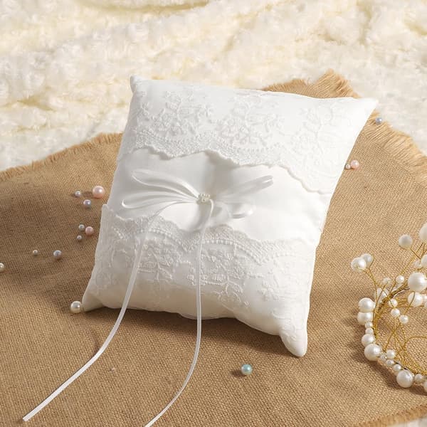 Spetsig ringbärarkudde med rosett - 20 x 20 cm | Bröllopsringkudde i spets och pärlor, ringkudde, broderad kudde
