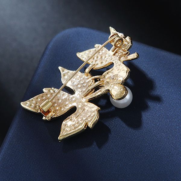 Elegant dobbelt ahornblad perle broche med diamanter