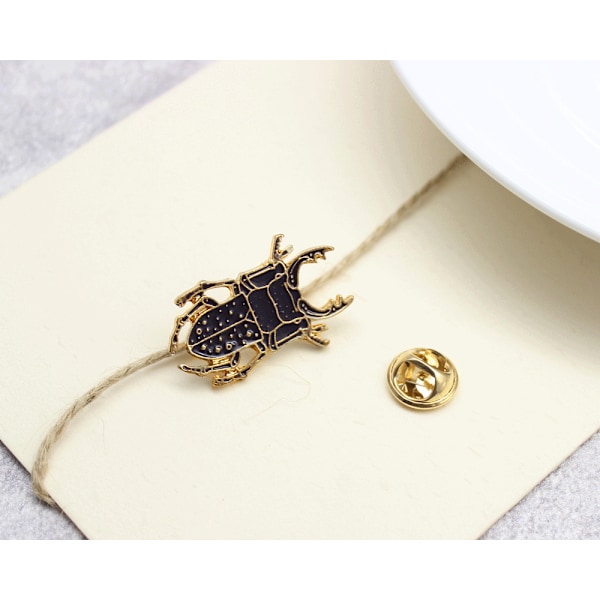 Handgjord skimrande skalbagge - scarab brosch