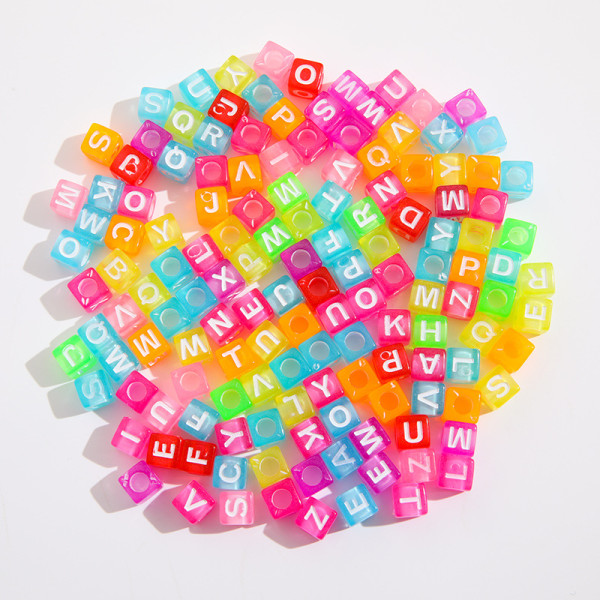 3000 st fyrkantiga akrylpärlor med färgglada bokstäver