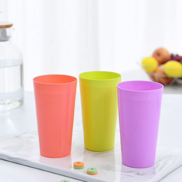 Höga plastglas, set med 12 färgade okrossbara tumlare